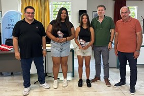 Ο Δήμος τίμησε δυο μαθήτριες που βρήκαν χρήματα και τα παρέδωσαν